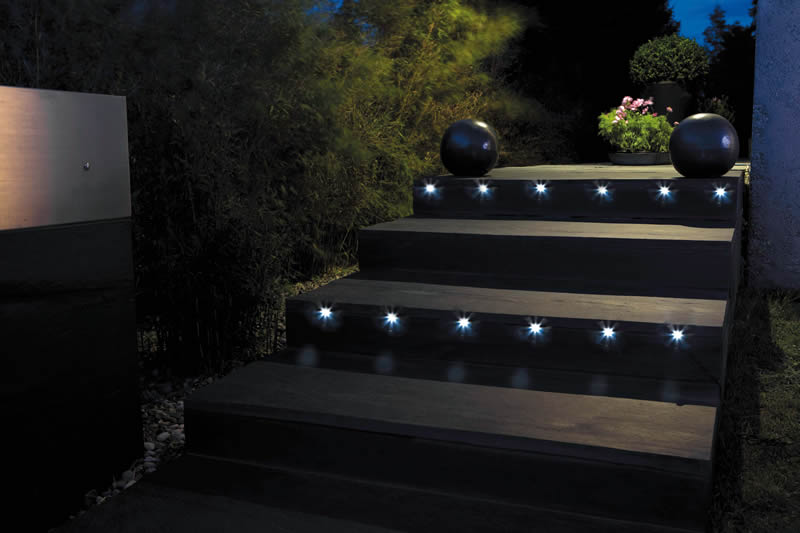 Linea Futura - Die LED-Beleuchtung „Skylight NANO“ aus Edelstahl ist Orientierungslicht und Verschönerung zugleich